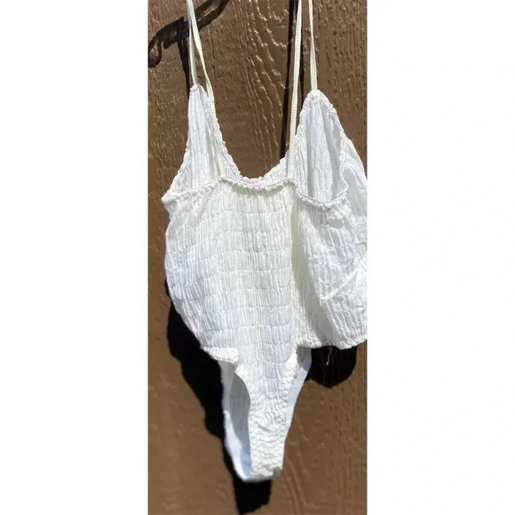 Vintage brand “WORN OUT” Women's White Ribbed One-Piece M Ruffle top undershirt - Picture 2 of 3